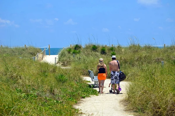 Família passeando em direção à praia — Fotografia de Stock