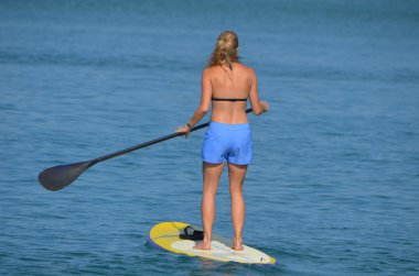 sarışın bir paddleboard üzerinde