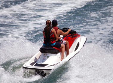iki jet ski üzerinde
