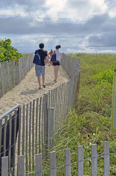 Młoda para spacerów na plaży — Zdjęcie stockowe