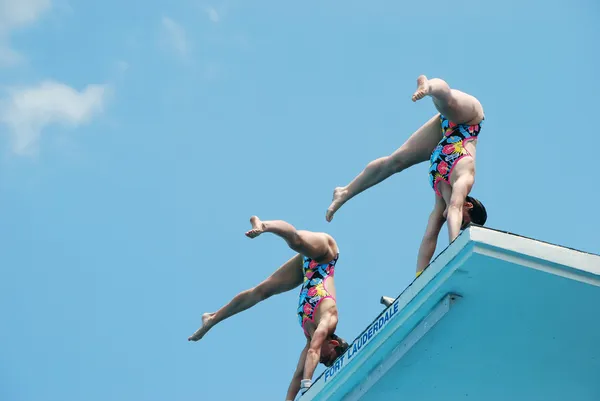 Lady synkroniseras dyk team — Stockfoto