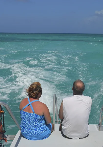 Pareja en un crucero de placer en catamarán — Foto de Stock