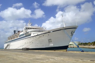 küçük yolcu gemisi