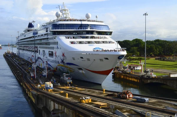 Navio de cruzeiro entrando no Canal do Panamá — Fotografia de Stock