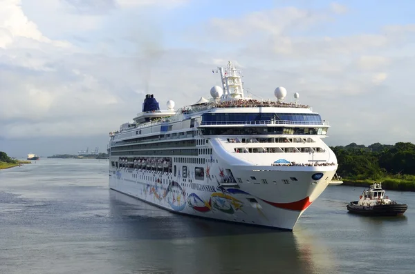 Navio de cruzeiro prestes a transitar o Canal do Panamá — Fotografia de Stock