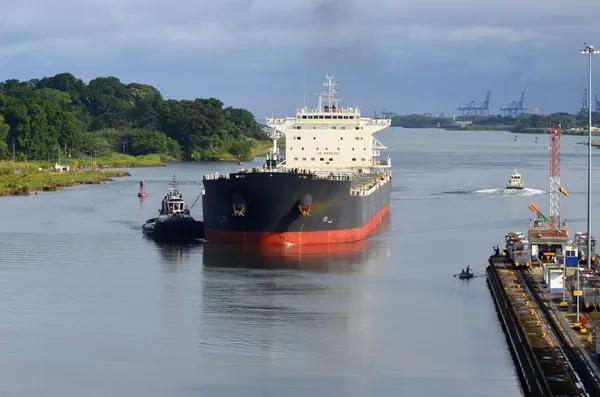 西回りの石油タンカーはパナマ運河に入る — ストック写真