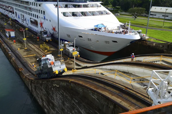 A panama-csatornán áthaladó sétahajó — Stock Fotó