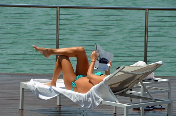 Сексуальная леди отдыхает на солнышке — стоковое фото