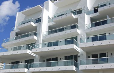 Beyaz teraslar üzerinde modern bir bina