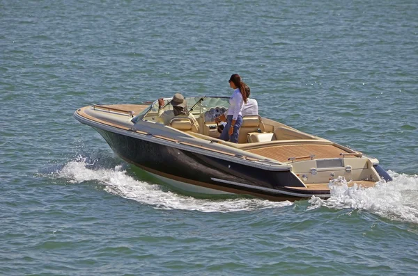 Bateau à moteur haut de gamme — Photo