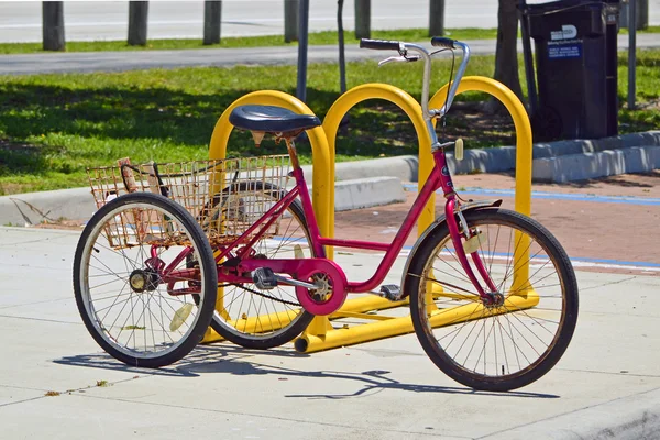 Большой красный трицикл — стоковое фото