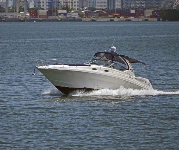 Hochwertiges Fischerboot — Stockfoto