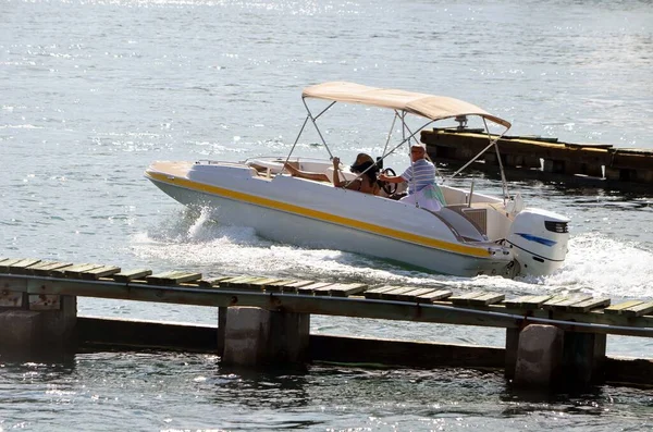 Bateau Moteur Équipé Toit Bimini Propulsé Par Seul Moteur Hors — Photo