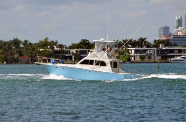 Miami Beach, Florida yakınlarındaki Biscayne Körfezi 'nde son model açık mavi balıkçı teknesi.