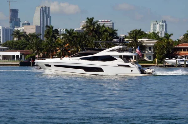 Motor Yacht Cruising Biscayne Bay Pass Rivo Alto Island Miami — Stock Photo, Image