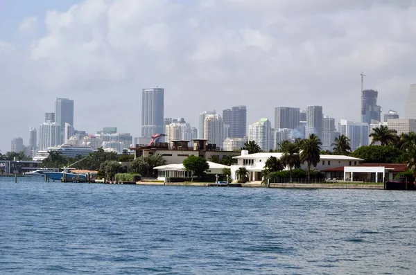 ディリド島の高級住宅の風景風景 マイアミビーチ 背景にマイアミの高層ビルのスカイラインダウンタウンとフロリダ州 — ストック写真