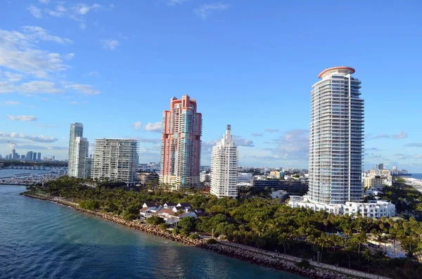 Luxuriöse Eigentumswohnungen Überragen Den Southpointe Park Südlichsten Ende Von Miami — Stockfoto