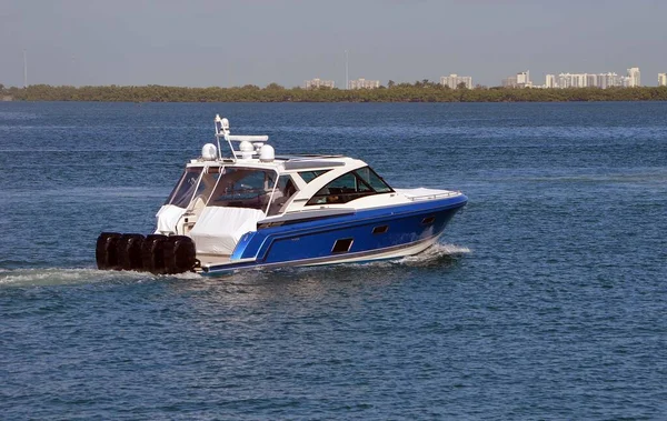 在迈阿密海滩外的佛罗里达近岸航道上航行的高端汽艇 — 图库照片
