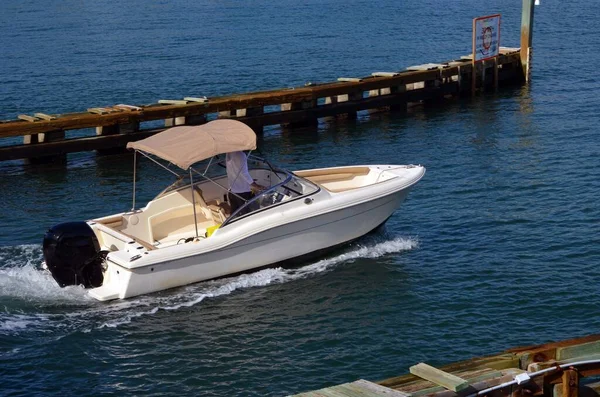 High End Outboard Motorboat Fitted Bimini Top — Stockfoto