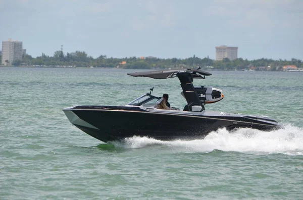 Špičkový Motorový Člun Plující Floridské Vnitrozemské Vodní Cestě — Stock fotografie