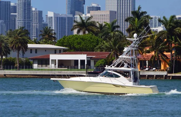 Sport Fishing Boat Cruising Delido Island Miami Beach Florida Downtown — Stock Photo, Image