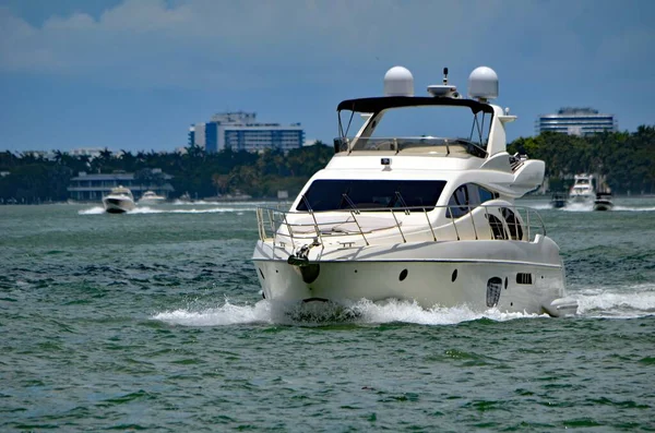 Beyaz Motorlu Yat Florida Nın Miami Sahili Açıklarındaki Sahil Içi — Stok fotoğraf