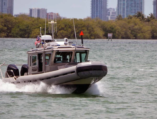 Miami Beach Police Patrol Boat Speeding Florida Intra Coastal Waterway — стоковое фото