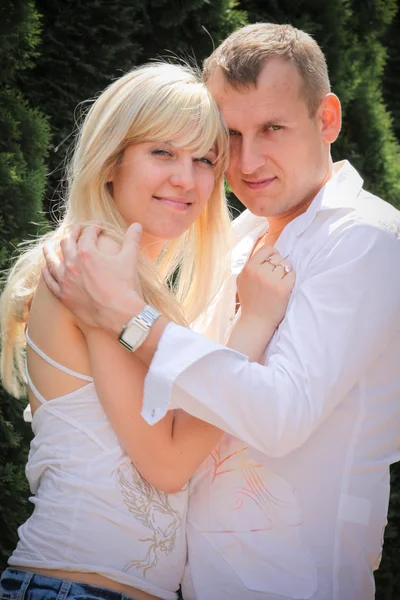 Sorrindo jovem casal — Fotografia de Stock