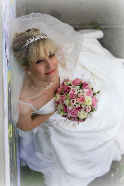 Bella sposa con bouquet da sposa — Foto Stock