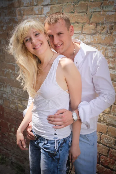 Smiling young couple — Stock Photo, Image