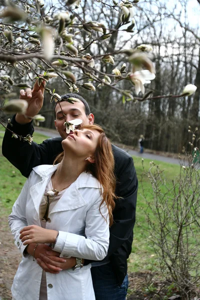 Sorrindo jovem casal — Fotografia de Stock