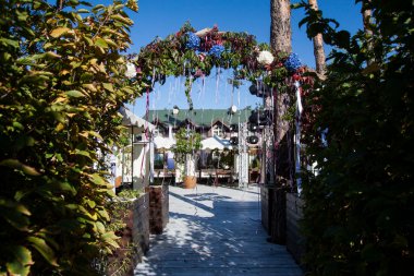 Çiçekli düğün süsü.