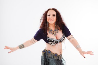 gülümseyen aşiret dansçı