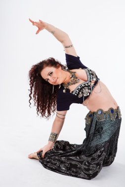  Genç aşiret dansçı