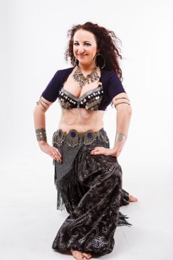 Genç aşiret dansçı
