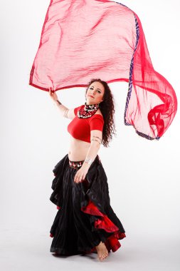 Kırmızı şal ile kabile dansçı