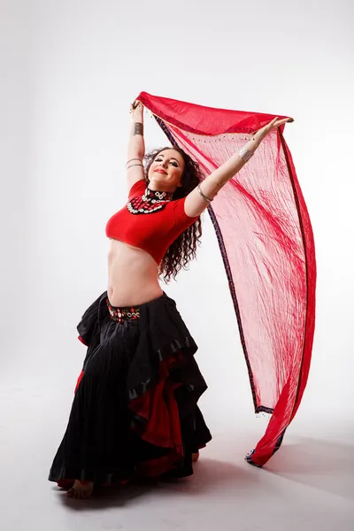 Dançarina tribal com xale vermelho — Fotografia de Stock