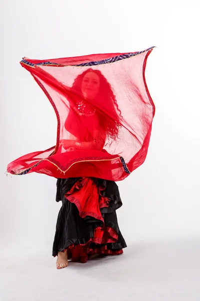 Dançarina tribal com xale vermelho — Fotografia de Stock