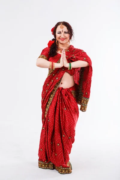 Fille européenne en saree indien rouge — Photo