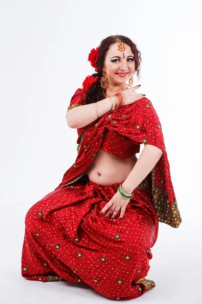 Fille européenne en saree indien rouge — Photo