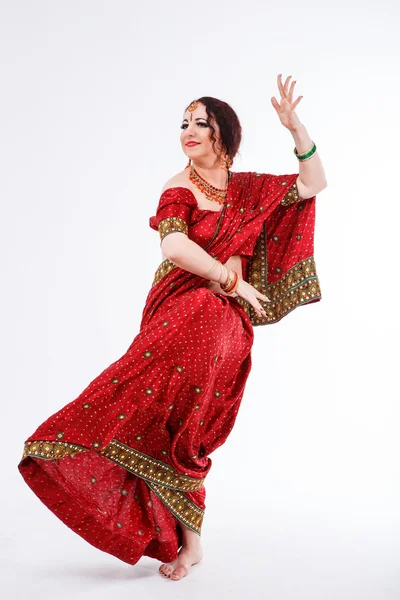 Europees meisje in rood Indiase saree — Stockfoto