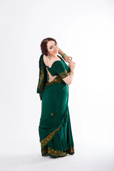 Europejska dziewczyna w zielonej Sari indyjskie — Zdjęcie stockowe
