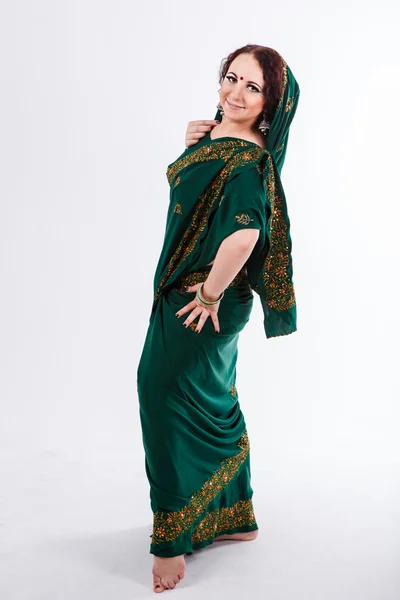 Europees meisje in groene Indiase saree — Stockfoto