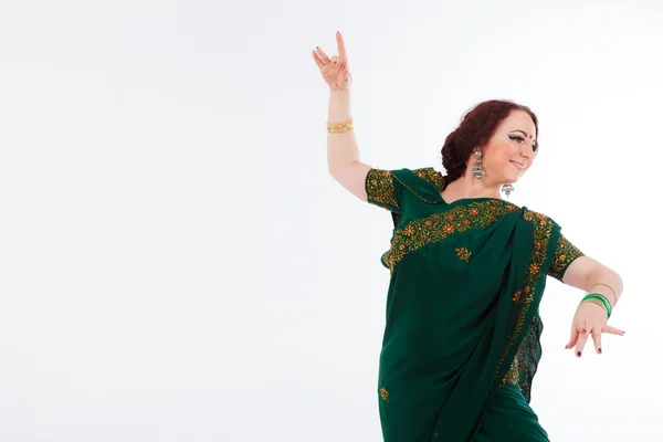 Menina europeia em saree indiano verde — Fotografia de Stock