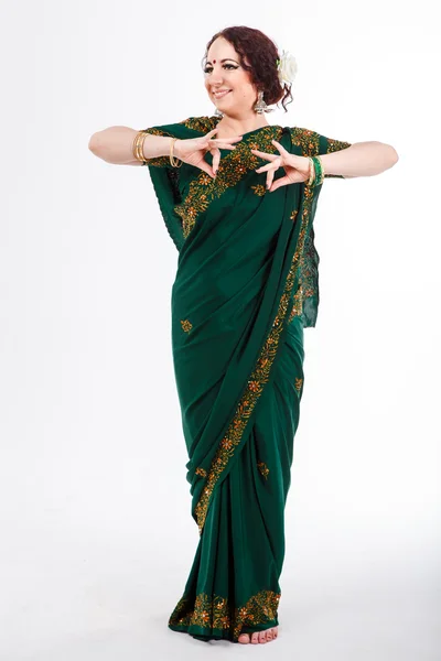 Европейская девушка в зеленом индийском сари — стоковое фото