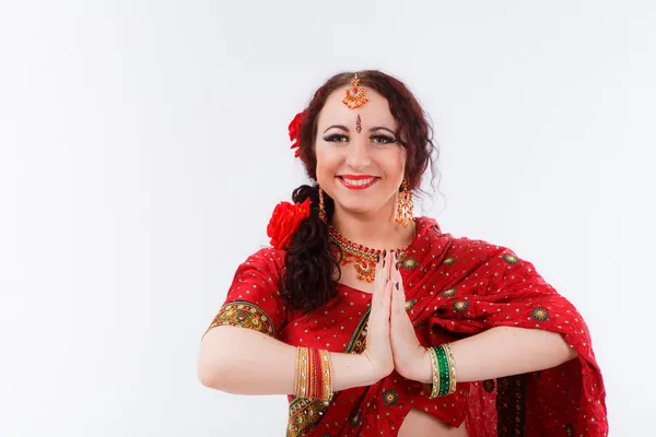 Europees meisje in rood Indiase saree — Stockfoto