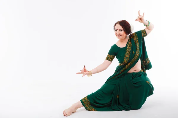 Menina europeia em saree indiano verde — Fotografia de Stock