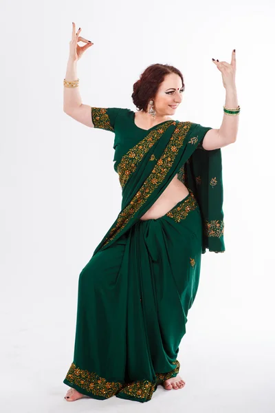 Europäisches Mädchen im grünen indischen Sari — Stockfoto