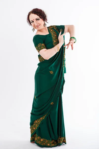 Europees meisje in groene Indiase saree — Stockfoto