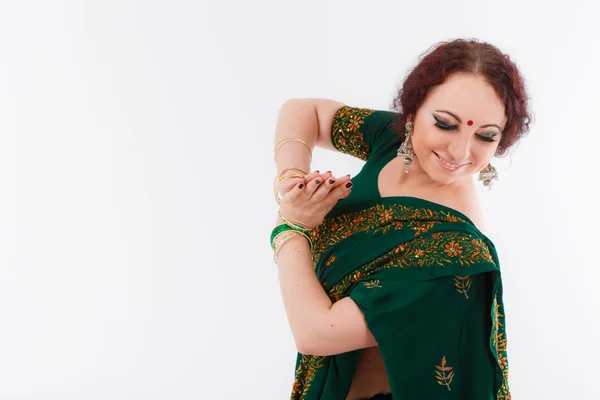 Europees meisje in groene Indiase saree — Stockfoto